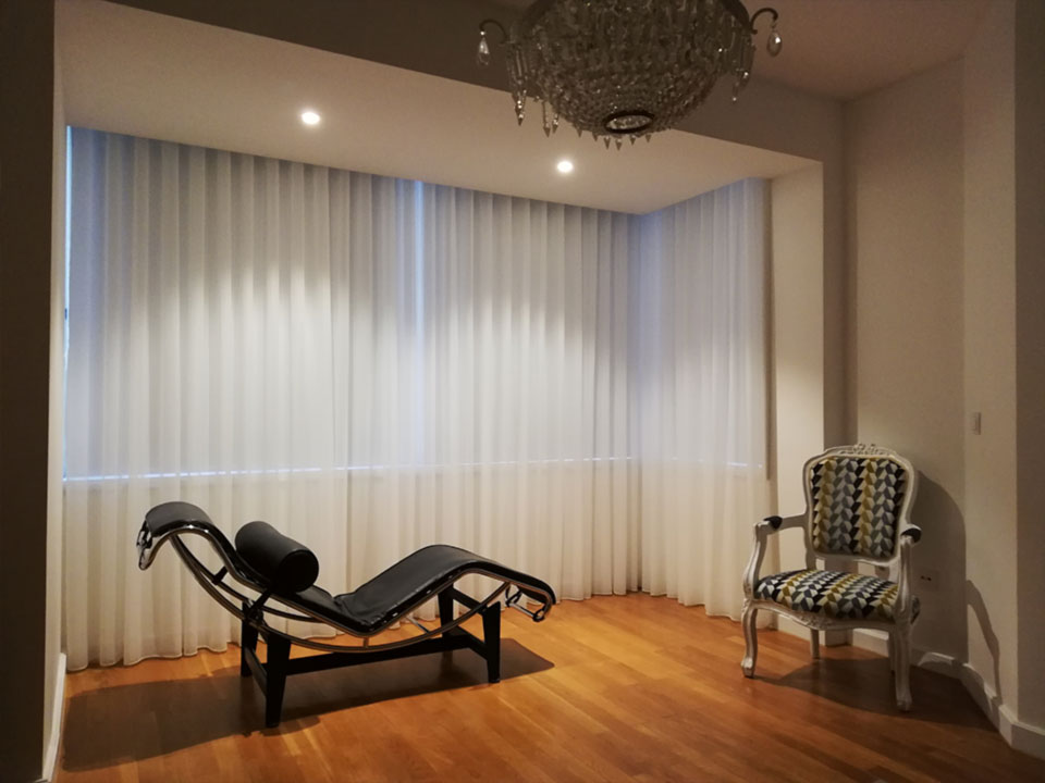 Aplicação de cortinas e blackout em edifício residencial