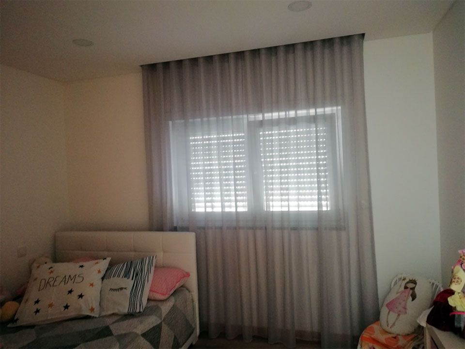 Aplicação de cortina em quarto infantil
