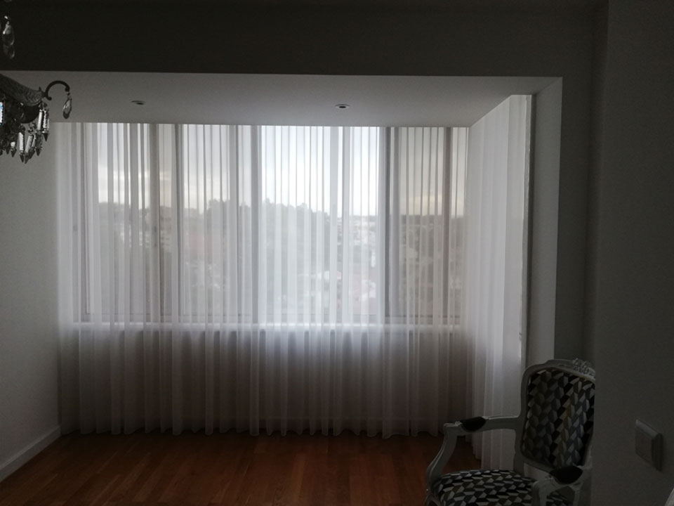 Aplicação de cortinas e blackout em edifício residencial