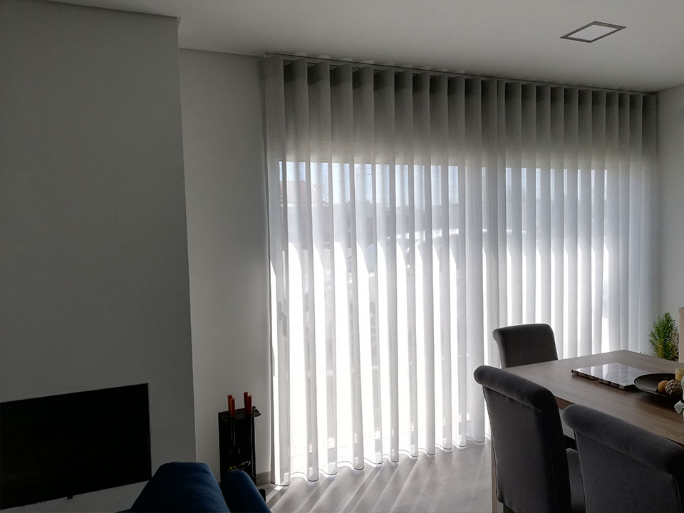 Aplicação de cortina em moradia