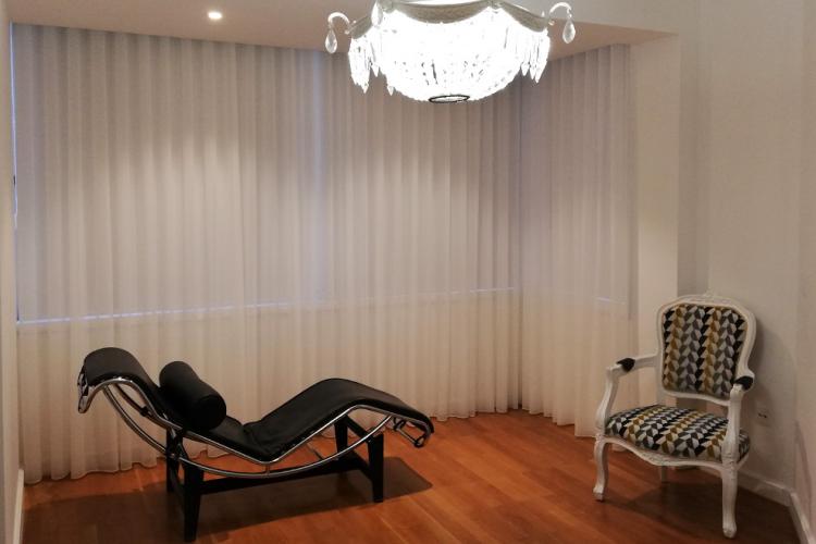 Aplicação de cortina em sala de estar